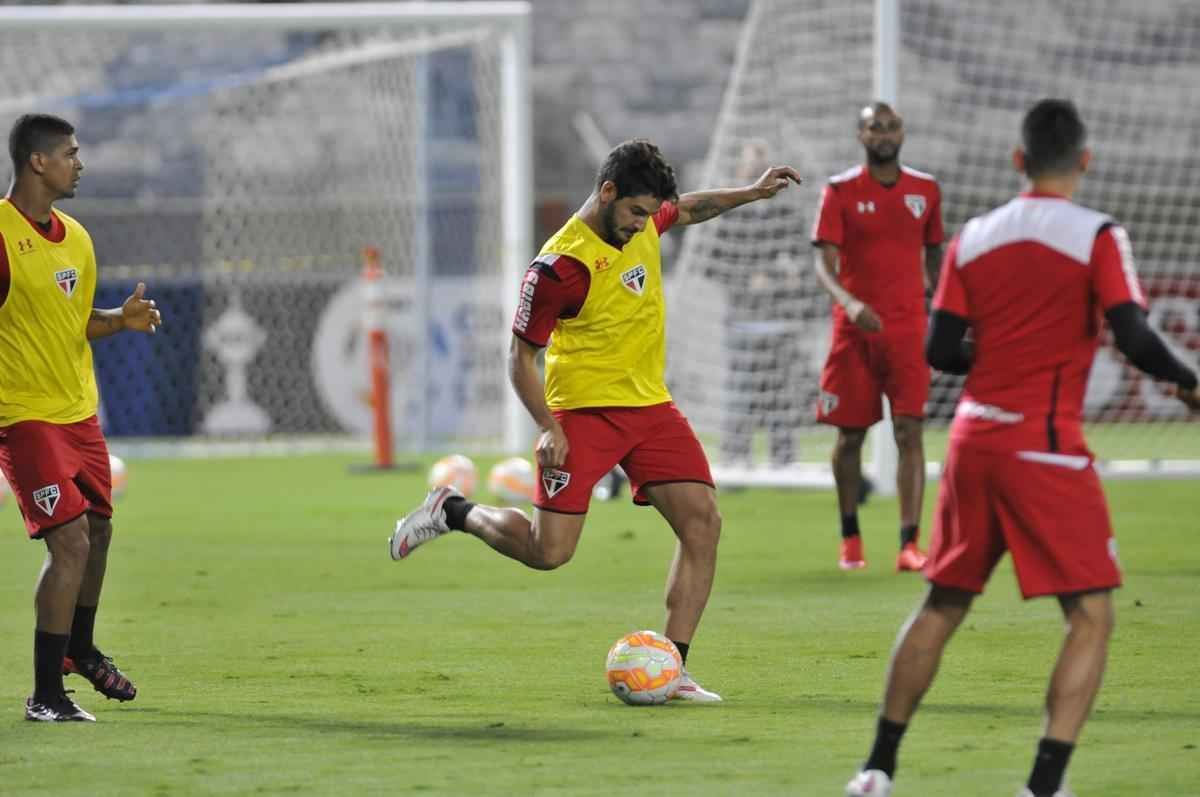 So Paulo fez treino de reconhecimento do gramado do Mineiro nesta tera-feira  noite. Grande parte da atividade foi fechada  imprensa. Jornalistas tiveram acesso apenas ao racho, tradicional pelada que encerra a preparao. Tricolor encara o Cruzeiro nesta quarta, s 19h30, e precisa de um empate para avanar s quartas de final da Copa Libertadores. O meia Michel Bastos, o zagueiro Dria, o volante Hudson e o atacante Luis Fabiano voltam a ficar  disposio do tcnico Milton Cruz. No duelo de ida, no Morumbi, paulistas venceram por 1 a 0.