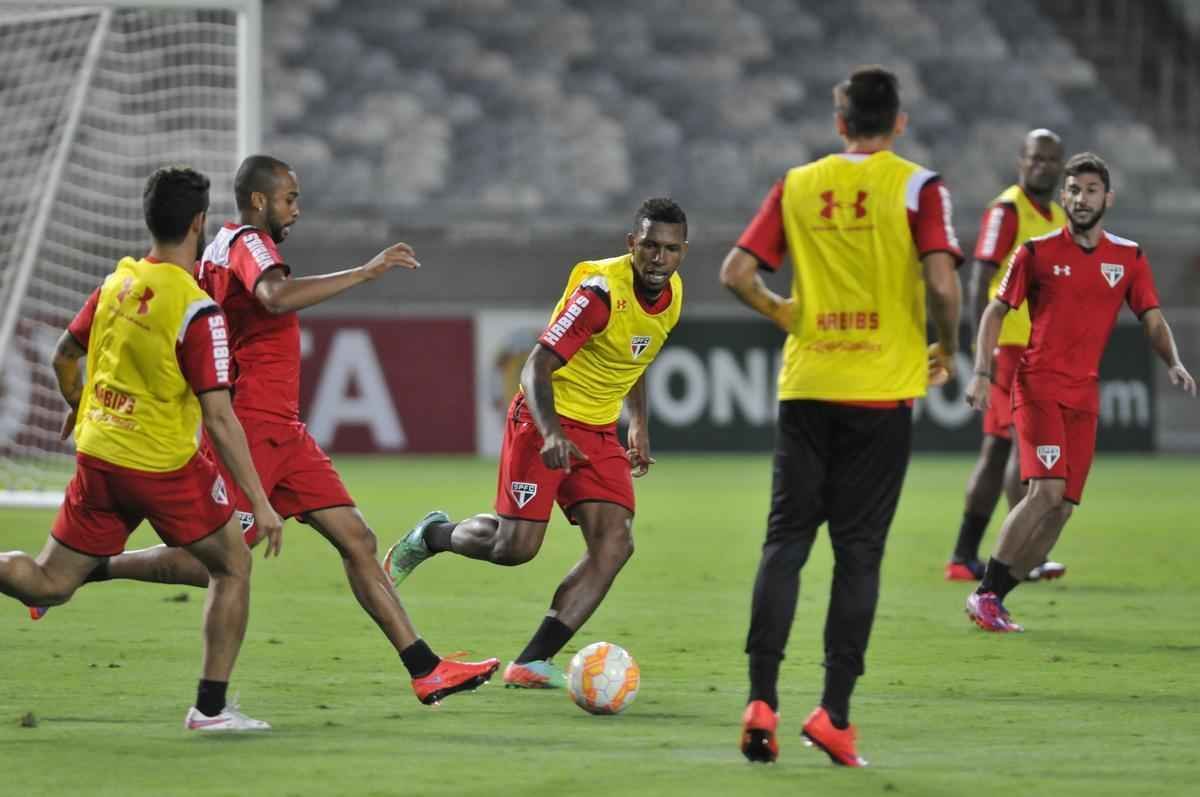 So Paulo fez treino de reconhecimento do gramado do Mineiro nesta tera-feira  noite. Grande parte da atividade foi fechada  imprensa. Jornalistas tiveram acesso apenas ao racho, tradicional pelada que encerra a preparao. Tricolor encara o Cruzeiro nesta quarta, s 19h30, e precisa de um empate para avanar s quartas de final da Copa Libertadores. O meia Michel Bastos, o zagueiro Dria, o volante Hudson e o atacante Luis Fabiano voltam a ficar  disposio do tcnico Milton Cruz. No duelo de ida, no Morumbi, paulistas venceram por 1 a 0.