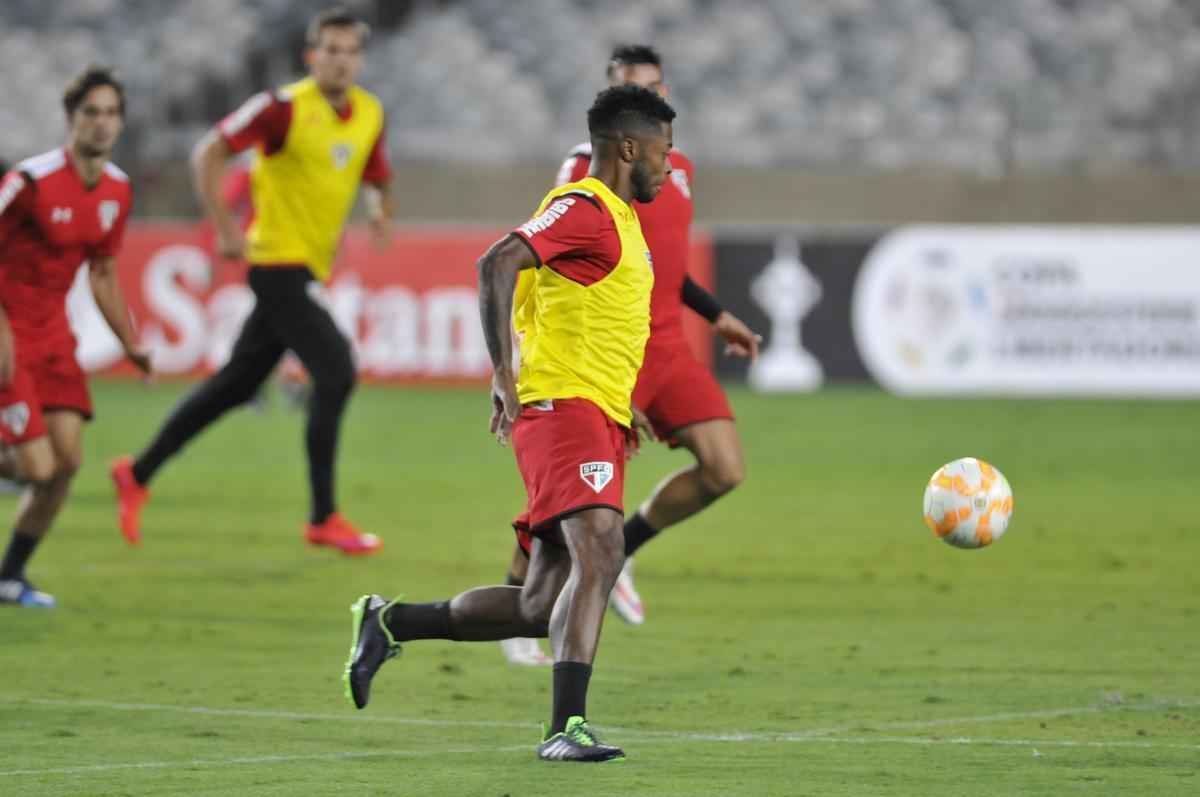 So Paulo fez treino de reconhecimento do gramado do Mineiro nesta tera-feira  noite. Grande parte da atividade foi fechada  imprensa. Jornalistas tiveram acesso apenas ao racho, tradicional pelada que encerra a preparao. Tricolor encara o Cruzeiro nesta quarta, s 19h30, e precisa de um empate para avanar s quartas de final da Copa Libertadores. O meia Michel Bastos, o zagueiro Dria, o volante Hudson e o atacante Luis Fabiano voltam a ficar  disposio do tcnico Milton Cruz. No duelo de ida, no Morumbi, paulistas venceram por 1 a 0.