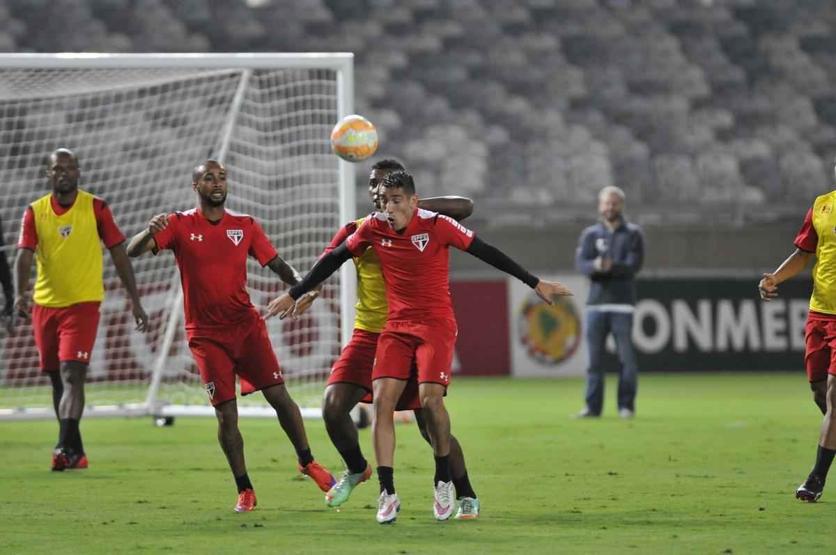 So Paulo fez treino de reconhecimento do gramado do Mineiro nesta tera-feira  noite. Grande parte da atividade foi fechada  imprensa. Jornalistas tiveram acesso apenas ao racho, tradicional pelada que encerra a preparao. Tricolor encara o Cruzeiro nesta quarta, s 19h30, e precisa de um empate para avanar s quartas de final da Copa Libertadores. O meia Michel Bastos, o zagueiro Dria, o volante Hudson e o atacante Luis Fabiano voltam a ficar  disposio do tcnico Milton Cruz. No duelo de ida, no Morumbi, paulistas venceram por 1 a 0.