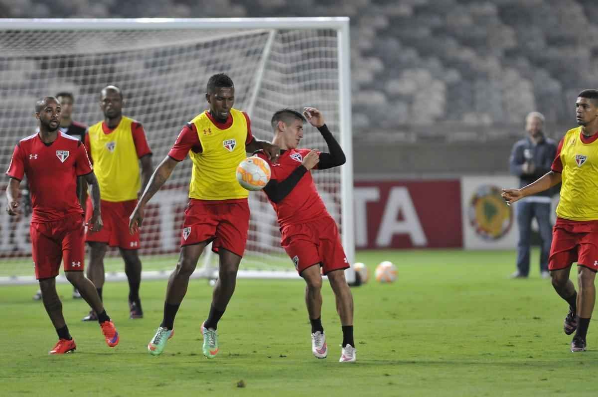So Paulo fez treino de reconhecimento do gramado do Mineiro nesta tera-feira  noite. Grande parte da atividade foi fechada  imprensa. Jornalistas tiveram acesso apenas ao racho, tradicional pelada que encerra a preparao. Tricolor encara o Cruzeiro nesta quarta, s 19h30, e precisa de um empate para avanar s quartas de final da Copa Libertadores. O meia Michel Bastos, o zagueiro Dria, o volante Hudson e o atacante Luis Fabiano voltam a ficar  disposio do tcnico Milton Cruz. No duelo de ida, no Morumbi, paulistas venceram por 1 a 0.