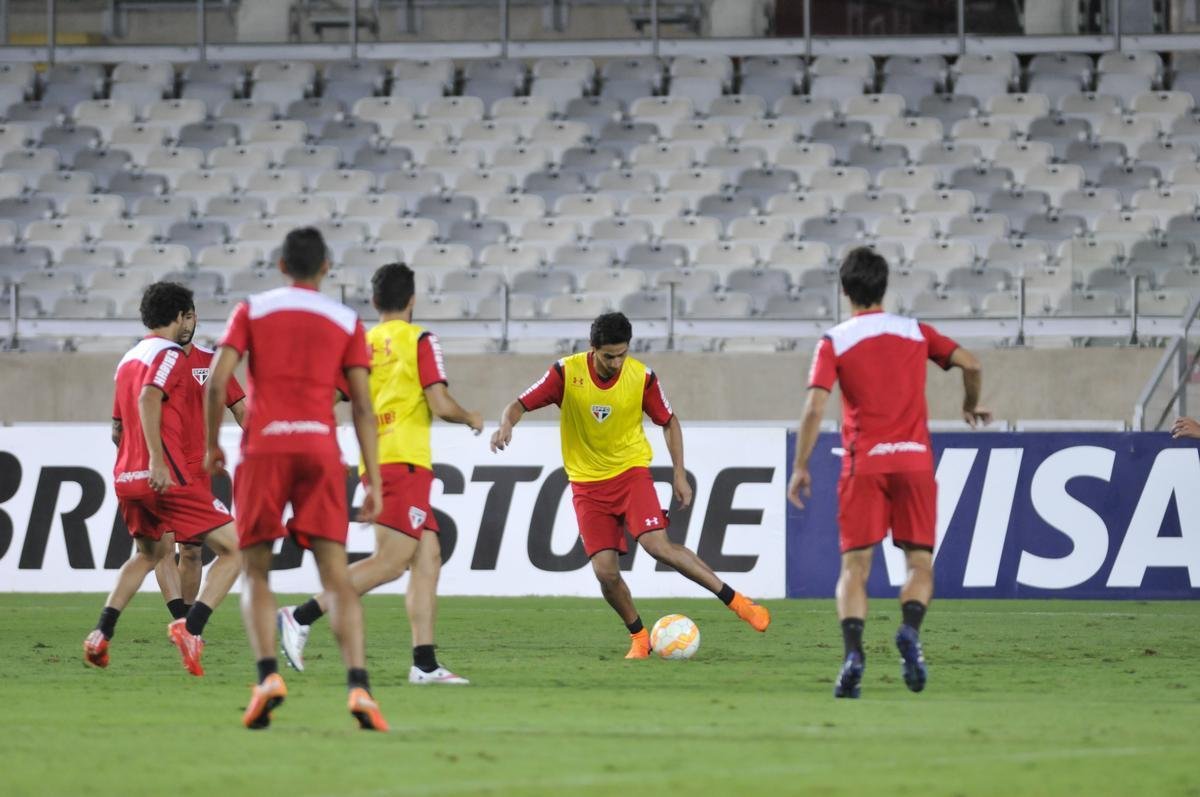 So Paulo fez treino de reconhecimento do gramado do Mineiro nesta tera-feira  noite. Grande parte da atividade foi fechada  imprensa. Jornalistas tiveram acesso apenas ao racho, tradicional pelada que encerra a preparao. Tricolor encara o Cruzeiro nesta quarta, s 19h30, e precisa de um empate para avanar s quartas de final da Copa Libertadores. O meia Michel Bastos, o zagueiro Dria, o volante Hudson e o atacante Luis Fabiano voltam a ficar  disposio do tcnico Milton Cruz. No duelo de ida, no Morumbi, paulistas venceram por 1 a 0.