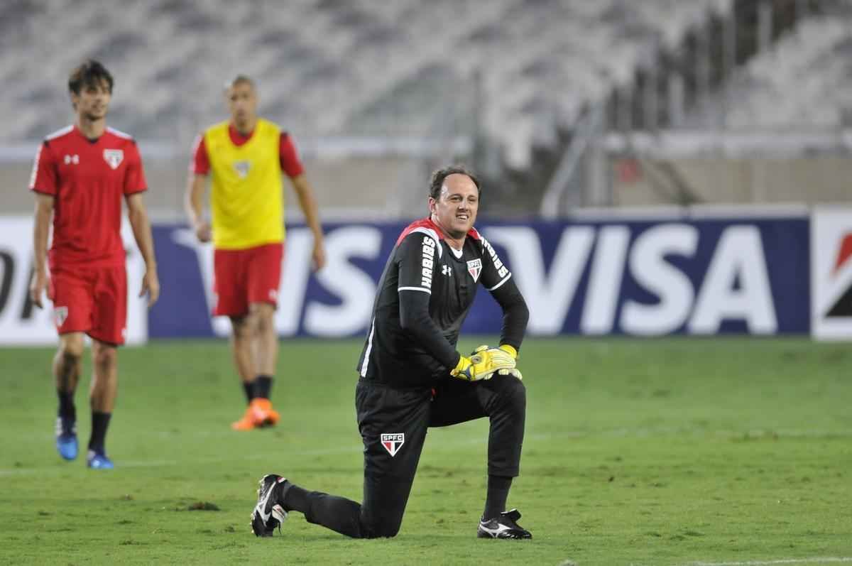 So Paulo fez treino de reconhecimento do gramado do Mineiro nesta tera-feira  noite. Grande parte da atividade foi fechada  imprensa. Jornalistas tiveram acesso apenas ao racho, tradicional pelada que encerra a preparao. Tricolor encara o Cruzeiro nesta quarta, s 19h30, e precisa de um empate para avanar s quartas de final da Copa Libertadores. O meia Michel Bastos, o zagueiro Dria, o volante Hudson e o atacante Luis Fabiano voltam a ficar  disposio do tcnico Milton Cruz. No duelo de ida, no Morumbi, paulistas venceram por 1 a 0.