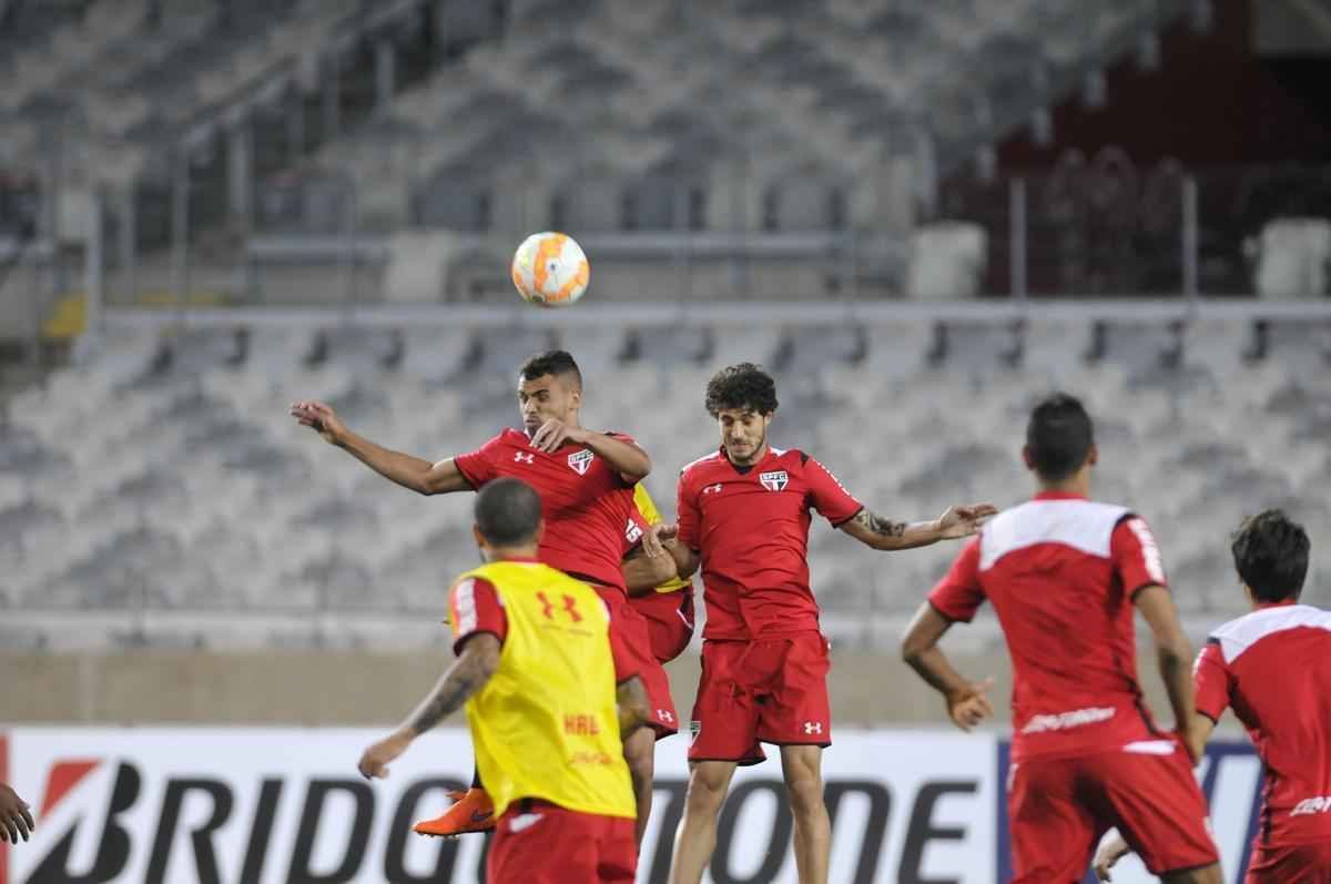 So Paulo fez treino de reconhecimento do gramado do Mineiro nesta tera-feira  noite. Grande parte da atividade foi fechada  imprensa. Jornalistas tiveram acesso apenas ao racho, tradicional pelada que encerra a preparao. Tricolor encara o Cruzeiro nesta quarta, s 19h30, e precisa de um empate para avanar s quartas de final da Copa Libertadores. O meia Michel Bastos, o zagueiro Dria, o volante Hudson e o atacante Luis Fabiano voltam a ficar  disposio do tcnico Milton Cruz. No duelo de ida, no Morumbi, paulistas venceram por 1 a 0.