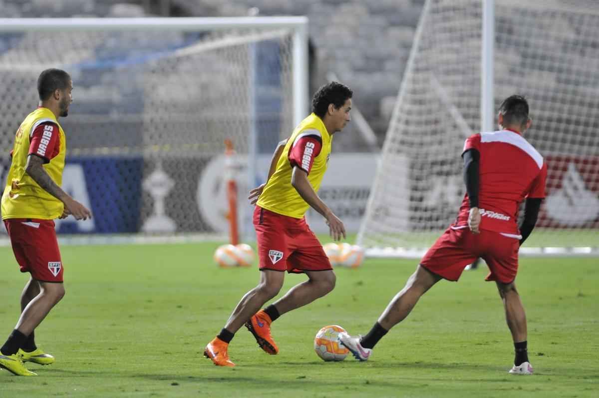 So Paulo fez treino de reconhecimento do gramado do Mineiro nesta tera-feira  noite. Grande parte da atividade foi fechada  imprensa. Jornalistas tiveram acesso apenas ao racho, tradicional pelada que encerra a preparao. Tricolor encara o Cruzeiro nesta quarta, s 19h30, e precisa de um empate para avanar s quartas de final da Copa Libertadores. O meia Michel Bastos, o zagueiro Dria, o volante Hudson e o atacante Luis Fabiano voltam a ficar  disposio do tcnico Milton Cruz. No duelo de ida, no Morumbi, paulistas venceram por 1 a 0.