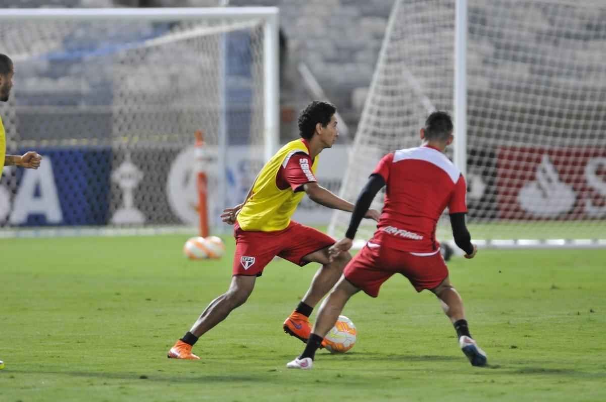 So Paulo fez treino de reconhecimento do gramado do Mineiro nesta tera-feira  noite. Grande parte da atividade foi fechada  imprensa. Jornalistas tiveram acesso apenas ao racho, tradicional pelada que encerra a preparao. Tricolor encara o Cruzeiro nesta quarta, s 19h30, e precisa de um empate para avanar s quartas de final da Copa Libertadores. O meia Michel Bastos, o zagueiro Dria, o volante Hudson e o atacante Luis Fabiano voltam a ficar  disposio do tcnico Milton Cruz. No duelo de ida, no Morumbi, paulistas venceram por 1 a 0.