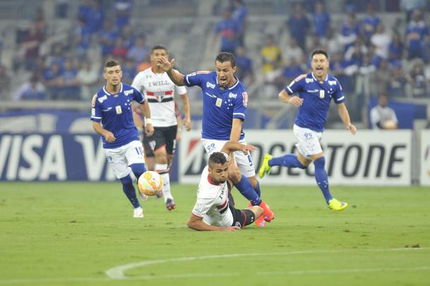 Imagens do primeiro tempo do duelo entre Cruzeiro e So Paulo, no Mineiro