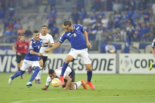 Imagens do primeiro tempo do duelo entre Cruzeiro e So Paulo, no Mineiro