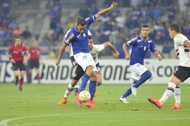 Imagens do primeiro tempo do duelo entre Cruzeiro e So Paulo, no Mineiro