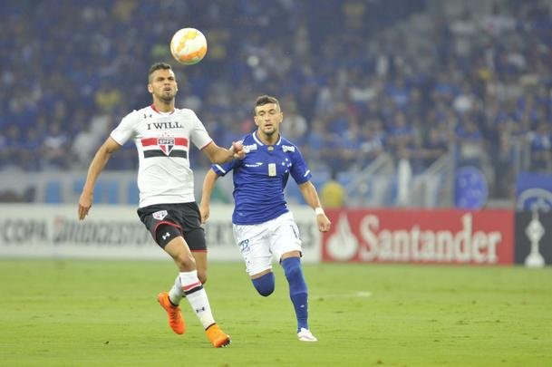 Imagens do primeiro tempo do duelo entre Cruzeiro e So Paulo, no Mineiro