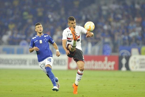 Imagens do primeiro tempo do duelo entre Cruzeiro e So Paulo, no Mineiro