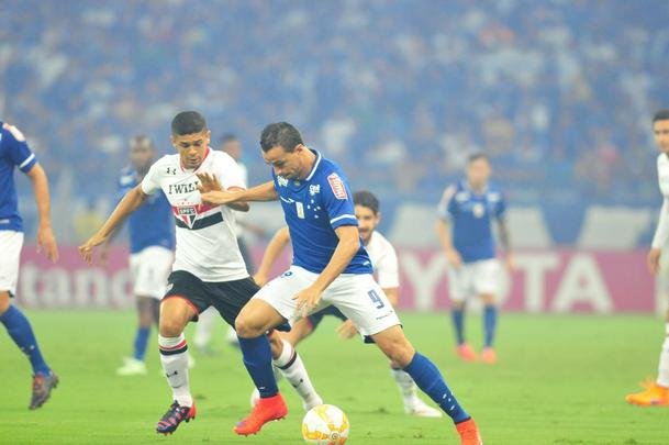 Imagens do primeiro tempo do duelo entre Cruzeiro e So Paulo, no Mineiro