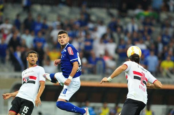 Imagens do primeiro tempo do duelo entre Cruzeiro e So Paulo, no Mineiro