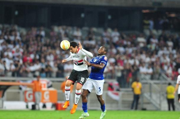 Imagens do primeiro tempo do duelo entre Cruzeiro e So Paulo, no Mineiro