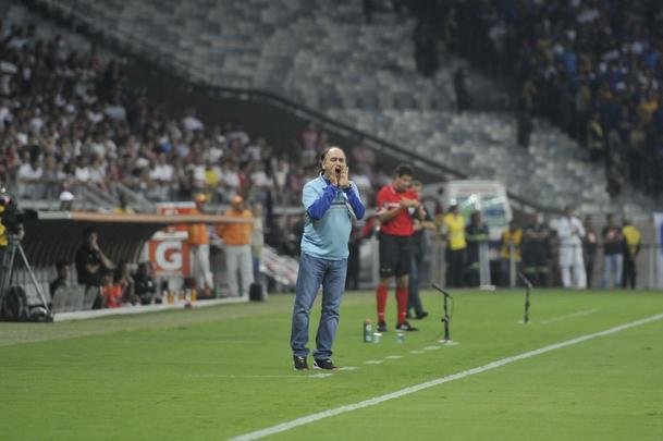 Imagens do primeiro tempo do duelo entre Cruzeiro e So Paulo, no Mineiro