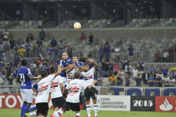Imagens do primeiro tempo do duelo entre Cruzeiro e So Paulo, no Mineiro