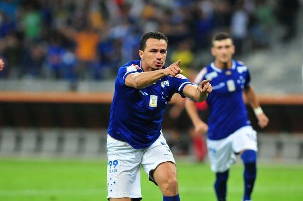 Imagens do segundo tempo do duelo entre Cruzeiro e So Paulo, no Mineiro