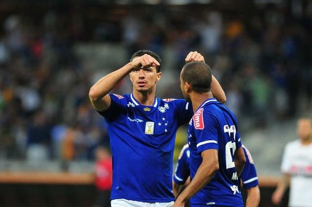 Imagens do segundo tempo do duelo entre Cruzeiro e So Paulo, no Mineiro