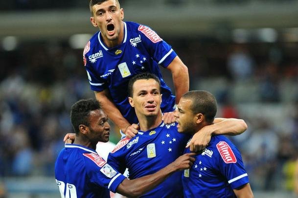 Imagens do segundo tempo do duelo entre Cruzeiro e So Paulo, no Mineiro