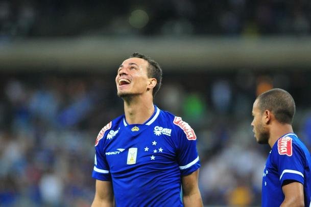 Imagens do segundo tempo do duelo entre Cruzeiro e So Paulo, no Mineiro