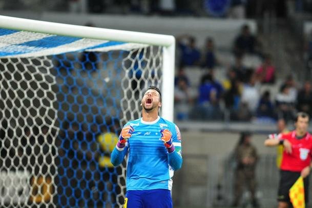 Fbio pegou dois pnaltis, Gabriel Xavier converteu ltima cobrana celeste e torcida foi ao delrio com a classificao do Cruzeiro s quartas de final da Copa Libertadores sobre o So Paulo, no Mineiro