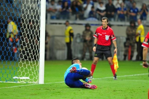 Fbio pegou dois pnaltis, Gabriel Xavier converteu ltima cobrana celeste e torcida foi ao delrio com a classificao do Cruzeiro s quartas de final da Copa Libertadores sobre o So Paulo, no Mineiro