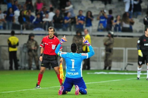 Fbio pegou dois pnaltis, Gabriel Xavier converteu ltima cobrana celeste e torcida foi ao delrio com a classificao do Cruzeiro s quartas de final da Copa Libertadores sobre o So Paulo, no Mineiro