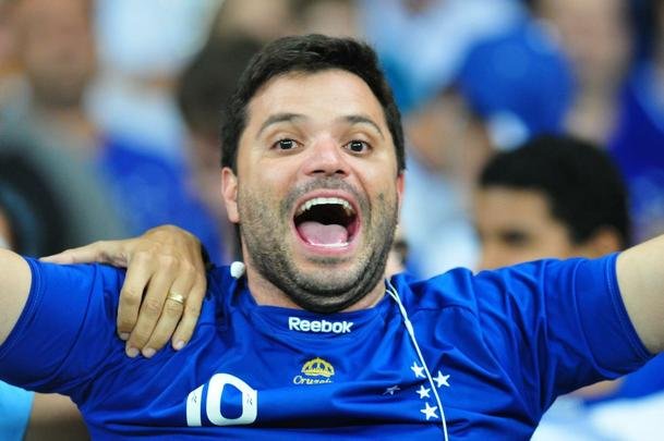 Fbio pegou dois pnaltis, Gabriel Xavier converteu ltima cobrana celeste e torcida foi ao delrio com a classificao do Cruzeiro s quartas de final da Copa Libertadores sobre o So Paulo, no Mineiro