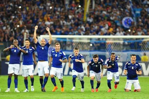 Fbio pegou dois pnaltis, Gabriel Xavier converteu ltima cobrana celeste e torcida foi ao delrio com a classificao do Cruzeiro s quartas de final da Copa Libertadores sobre o So Paulo, no Mineiro