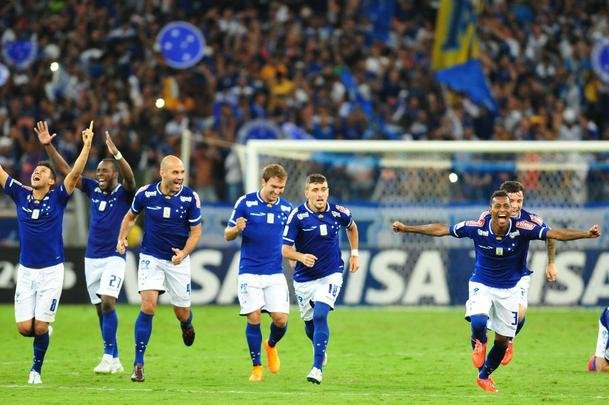 Fbio pegou dois pnaltis, Gabriel Xavier converteu ltima cobrana celeste e torcida foi ao delrio com a classificao do Cruzeiro s quartas de final da Copa Libertadores sobre o So Paulo, no Mineiro