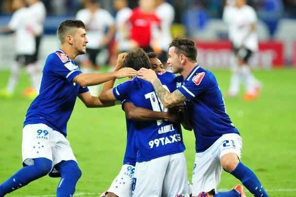 Fbio pegou dois pnaltis, Gabriel Xavier converteu ltima cobrana celeste e torcida foi ao delrio com a classificao do Cruzeiro s quartas de final da Copa Libertadores sobre o So Paulo, no Mineiro