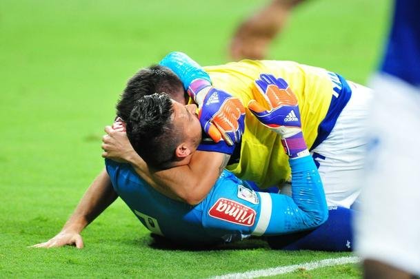 Fbio pegou dois pnaltis, Gabriel Xavier converteu ltima cobrana celeste e torcida foi ao delrio com a classificao do Cruzeiro s quartas de final da Copa Libertadores sobre o So Paulo, no Mineiro
