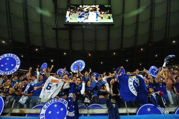 Fbio pegou dois pnaltis, Gabriel Xavier converteu ltima cobrana celeste e torcida foi ao delrio com a classificao do Cruzeiro s quartas de final da Copa Libertadores sobre o So Paulo, no Mineiro