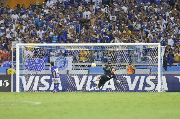 Fbio pegou dois pnaltis, Gabriel Xavier converteu ltima cobrana celeste e torcida foi ao delrio com a classificao do Cruzeiro s quartas de final da Copa Libertadores sobre o So Paulo, no Mineiro