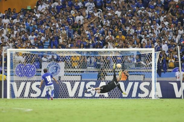Fbio pegou dois pnaltis, Gabriel Xavier converteu ltima cobrana celeste e torcida foi ao delrio com a classificao do Cruzeiro s quartas de final da Copa Libertadores sobre o So Paulo, no Mineiro