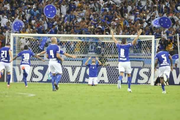Fbio pegou dois pnaltis, Gabriel Xavier converteu ltima cobrana celeste e torcida foi ao delrio com a classificao do Cruzeiro s quartas de final da Copa Libertadores sobre o So Paulo, no Mineiro