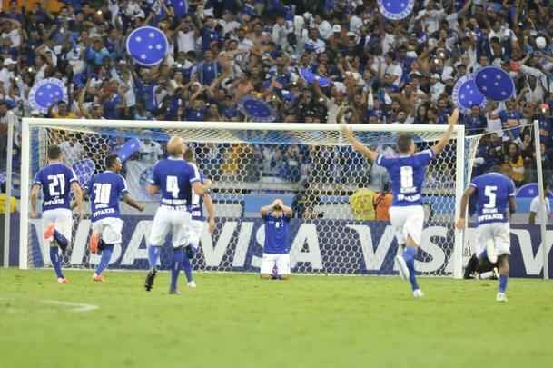 Fbio pegou dois pnaltis, Gabriel Xavier converteu ltima cobrana celeste e torcida foi ao delrio com a classificao do Cruzeiro s quartas de final da Copa Libertadores sobre o So Paulo, no Mineiro