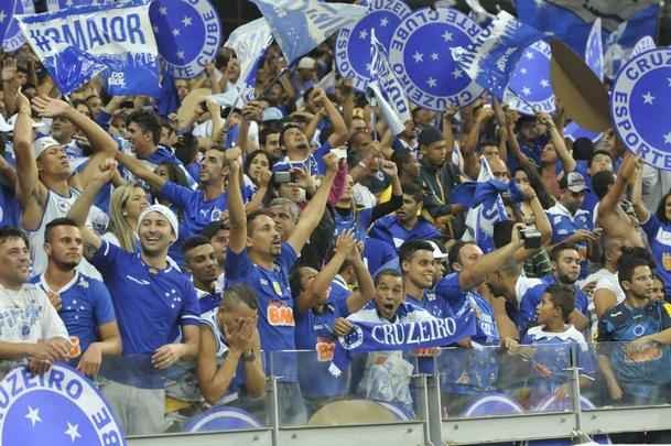 Fbio pegou dois pnaltis, Gabriel Xavier converteu ltima cobrana celeste e torcida foi ao delrio com a classificao do Cruzeiro s quartas de final da Copa Libertadores sobre o So Paulo, no Mineiro