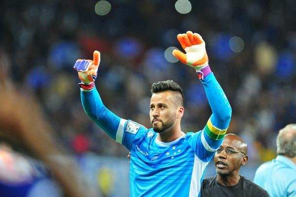 Fbio pegou dois pnaltis, Gabriel Xavier converteu ltima cobrana celeste e torcida foi ao delrio com a classificao do Cruzeiro s quartas de final da Copa Libertadores sobre o So Paulo, no Mineiro