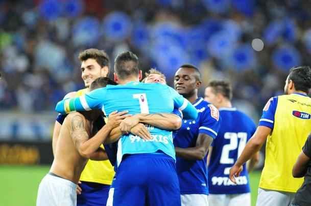 Fbio pegou dois pnaltis, Gabriel Xavier converteu ltima cobrana celeste e torcida foi ao delrio com a classificao do Cruzeiro s quartas de final da Copa Libertadores sobre o So Paulo, no Mineiro