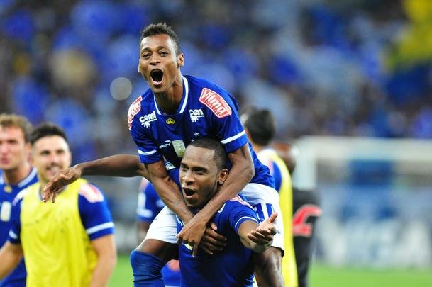 Fbio pegou dois pnaltis, Gabriel Xavier converteu ltima cobrana celeste e torcida foi ao delrio com a classificao do Cruzeiro s quartas de final da Copa Libertadores sobre o So Paulo, no Mineiro