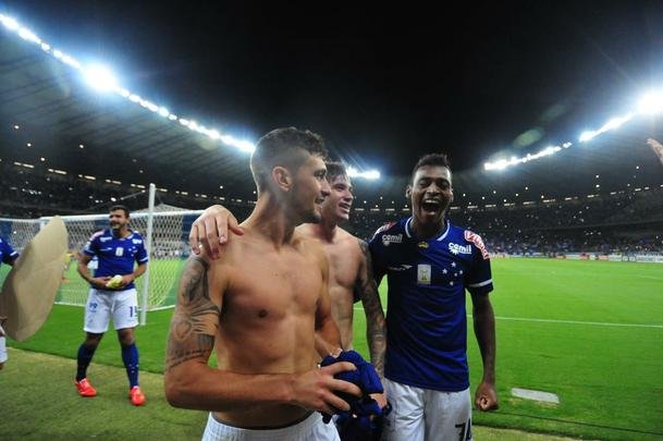 Fbio pegou dois pnaltis, Gabriel Xavier converteu ltima cobrana celeste e torcida foi ao delrio com a classificao do Cruzeiro s quartas de final da Copa Libertadores sobre o So Paulo, no Mineiro
