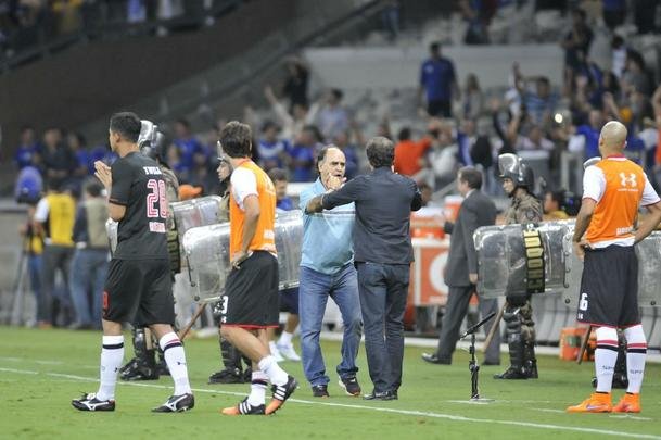 Fbio pegou dois pnaltis, Gabriel Xavier converteu ltima cobrana celeste e torcida foi ao delrio com a classificao do Cruzeiro s quartas de final da Copa Libertadores sobre o So Paulo, no Mineiro