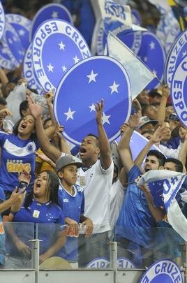 Fbio pegou dois pnaltis, Gabriel Xavier converteu ltima cobrana celeste e torcida foi ao delrio com a classificao do Cruzeiro s quartas de final da Copa Libertadores sobre o So Paulo, no Mineiro