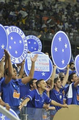Fbio pegou dois pnaltis, Gabriel Xavier converteu ltima cobrana celeste e torcida foi ao delrio com a classificao do Cruzeiro s quartas de final da Copa Libertadores sobre o So Paulo, no Mineiro