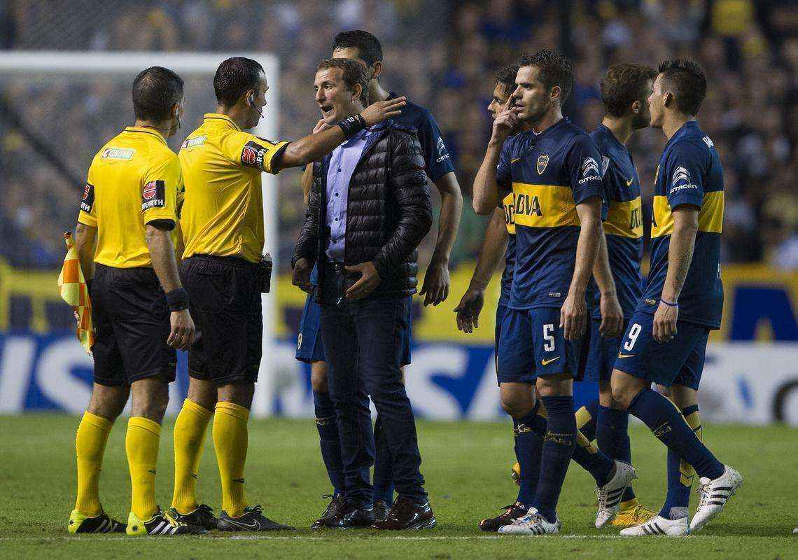 Fotos da enorme confuso no jogo entre Boca Juniors e River Plate, pela Copa Libertadores