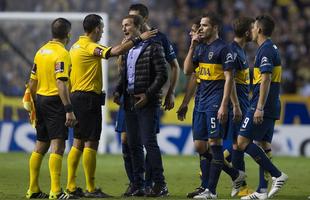 Torcedores do Boca atingiram jogadores do River com gs de pimenta na volta do intervalo e partida das oitavas de final da Copa Libertadores foi suspensa