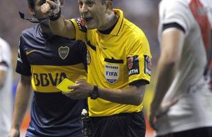 Fotos da enorme confuso no jogo entre Boca Juniors e River Plate, pela Copa Libertadores