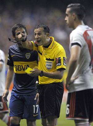 Fotos da enorme confuso no jogo entre Boca Juniors e River Plate, pela Copa Libertadores