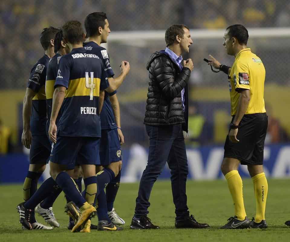 Fotos da enorme confuso no jogo entre Boca Juniors e River Plate, pela Copa Libertadores